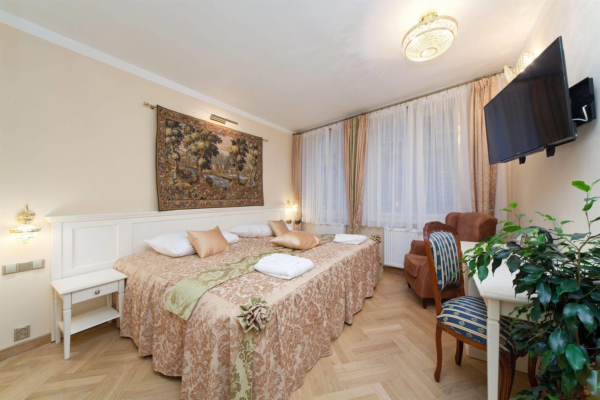 Louren - The Bridge Inn Prague